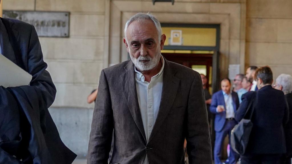 El exdirector técnico de la fundación (Faffe) Fernando José Villén Rueda (d), llegando a la Audiencia Nacional para ser enjuiciado por el caso Faffe.