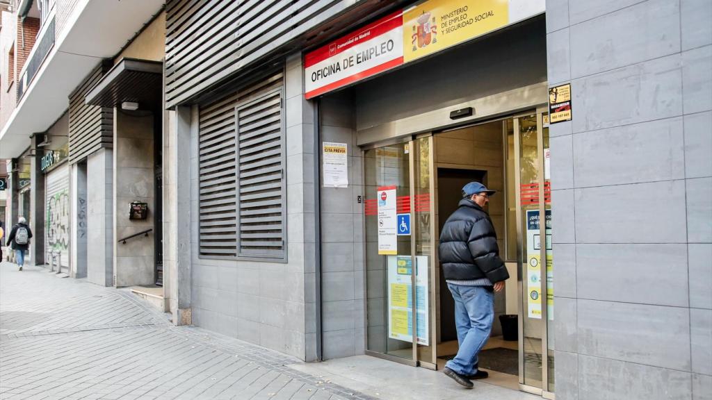 Una persona entra en una sede del SEPE, en Madrid