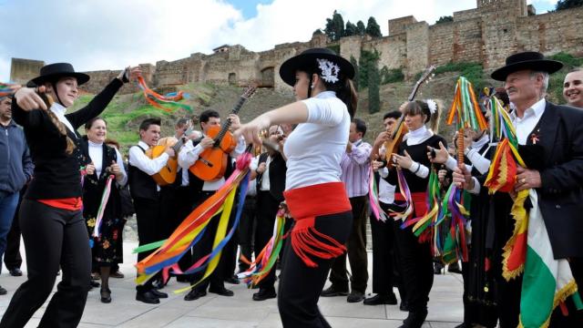 Unos jóvenes bailando verdiales.