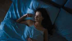 Mujer durmiendo en la cama. Foto: iStock.