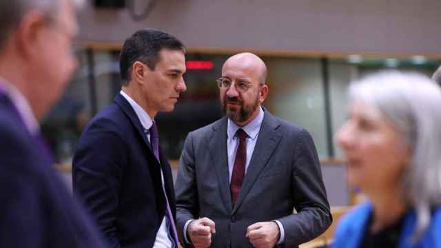 Pedro Sánchez conversa con el presidente del Consejo Europeo, Charles Michel, durante la cumbre de febrero en Bruselas.
