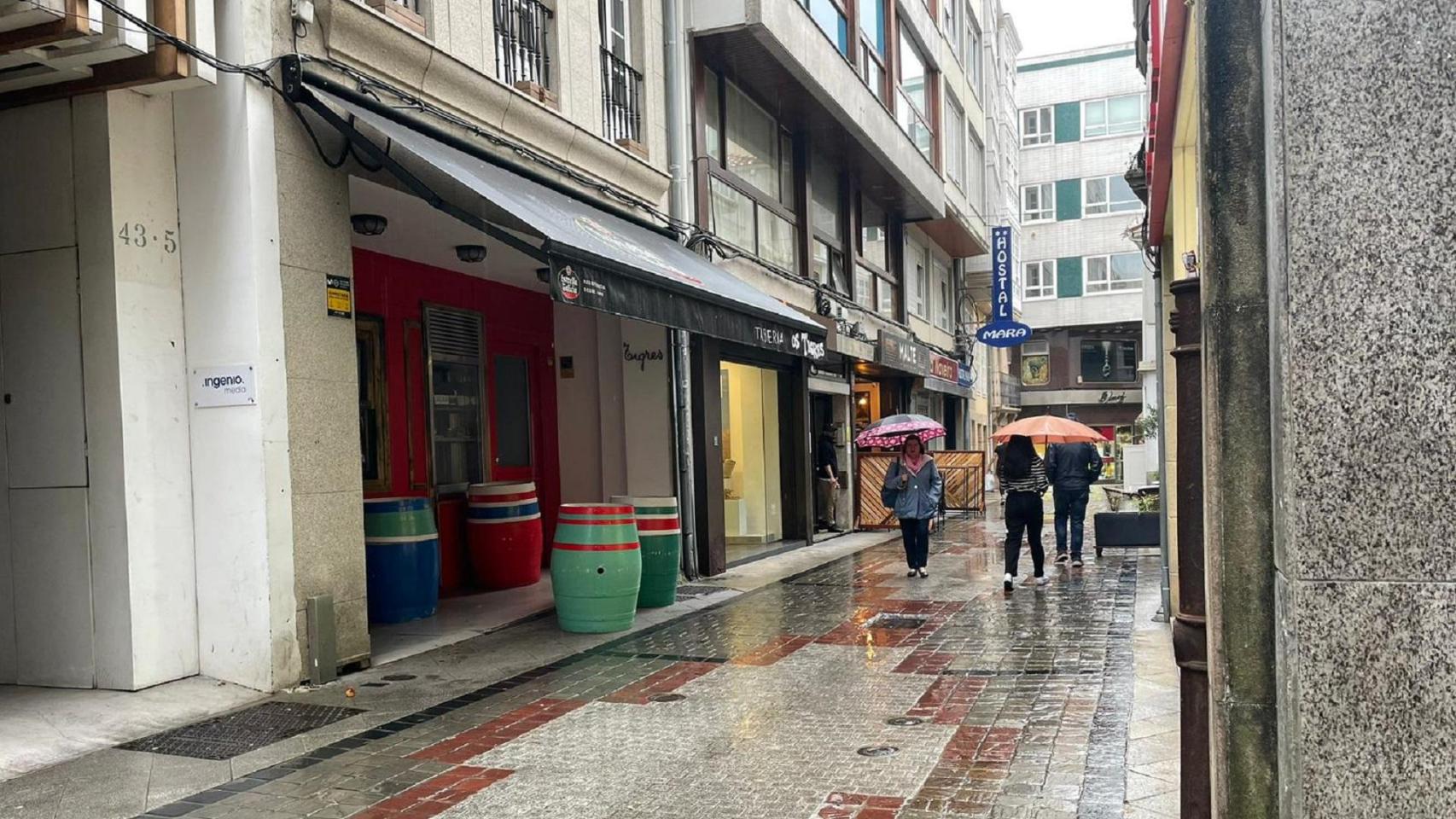 Varias personas caminan con paraguas en A Coruña en una foto de archivo.