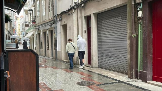 La lluvia sorprende a los ciudadanos de A Coruña.
