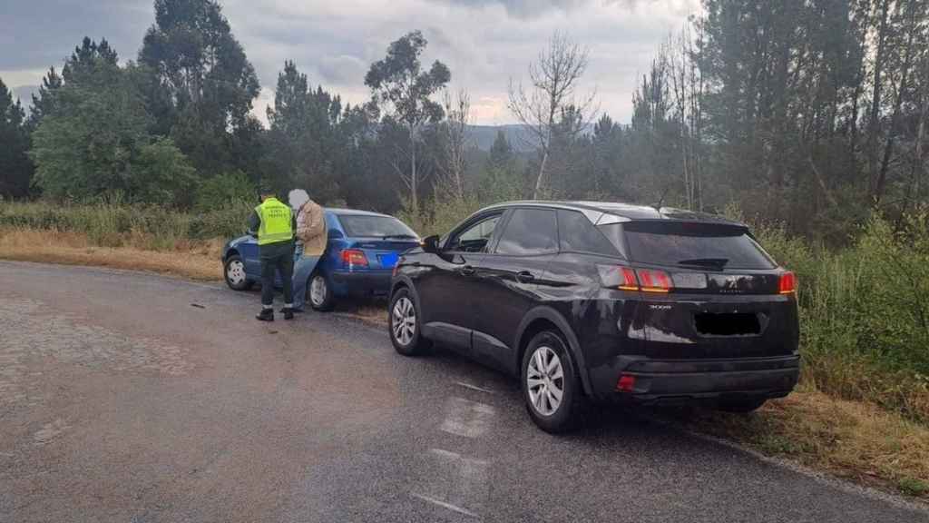 Momento en el que la Guardia Civil procede a retirarle el vehículo al infractor.