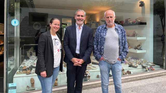 Manuel Heredia, en el centro, visita acompañado del personal la tienda Dadá, en Vigo.