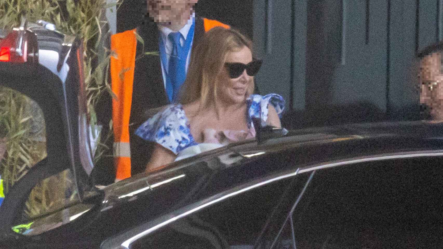 Ana García Obregón, con gafas de sol y un floreado vestido, a su llegada a Madrid este miércoles, 31 de mayo.