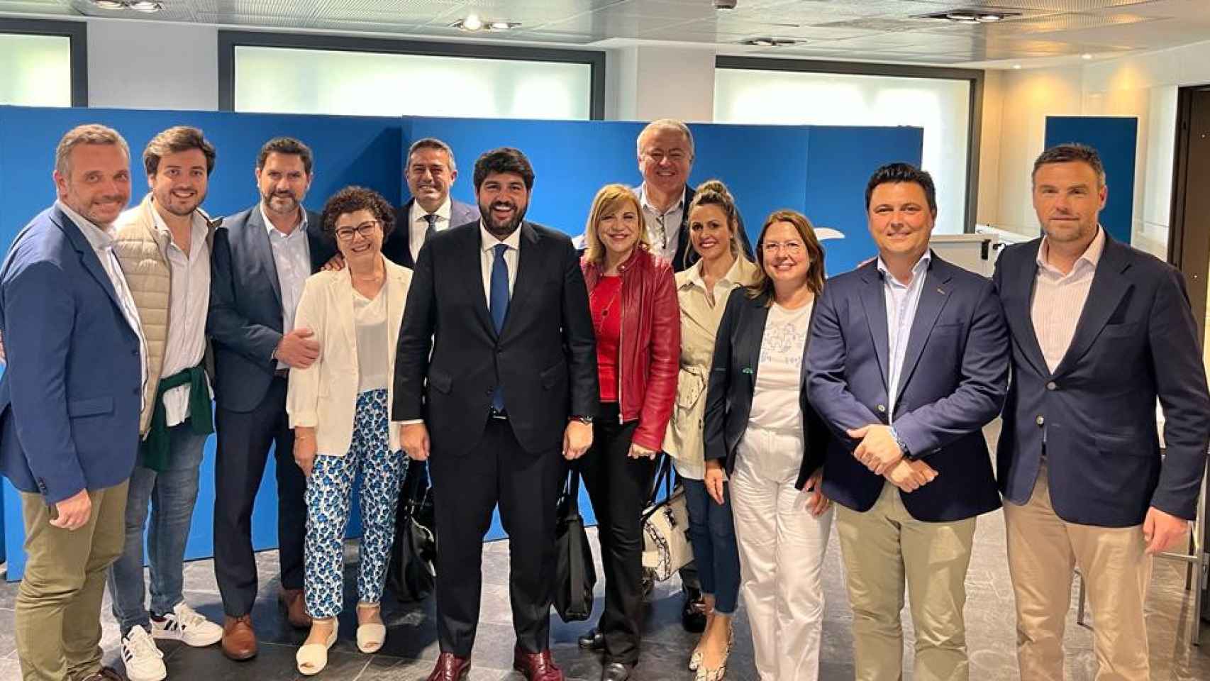 La delegación de los populares murcianos, posando en una foto de familia este martes, antes de que se celebrase la Junta Directiva Nacional en Génova.