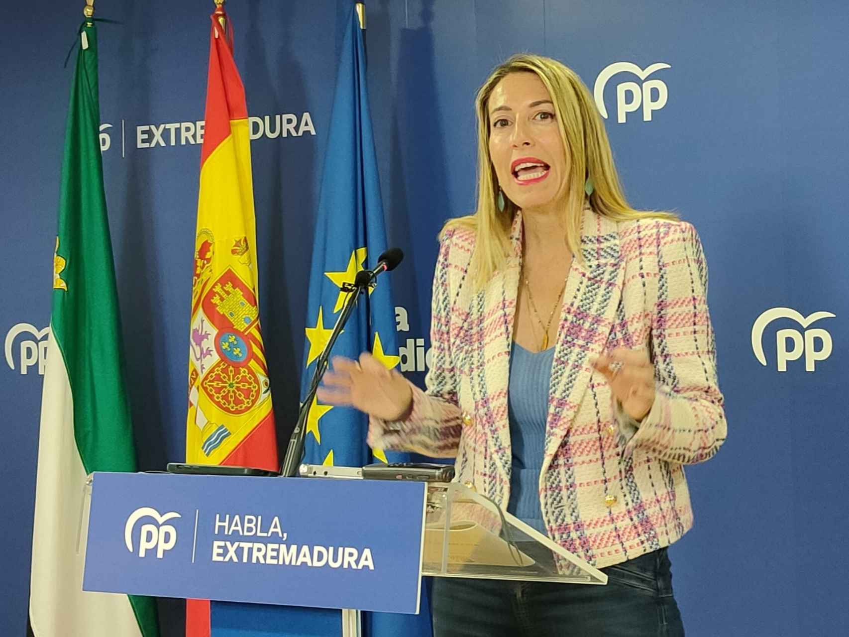 La presidenta del PP de Extremadura, María Guardiola, este miércoles en rueda de prensa.