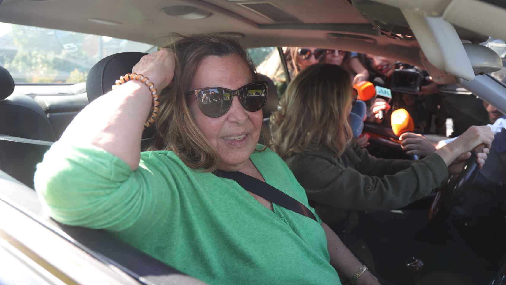 Amalia y Celia García Obregón atendiendo a la prensa dentro de su vehículo, este miércoles 31 de mayo.