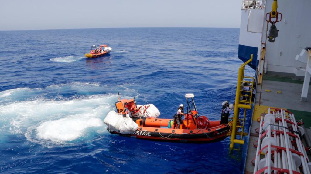 Un entrenamiento del equipo de rescate del Geo Barents.