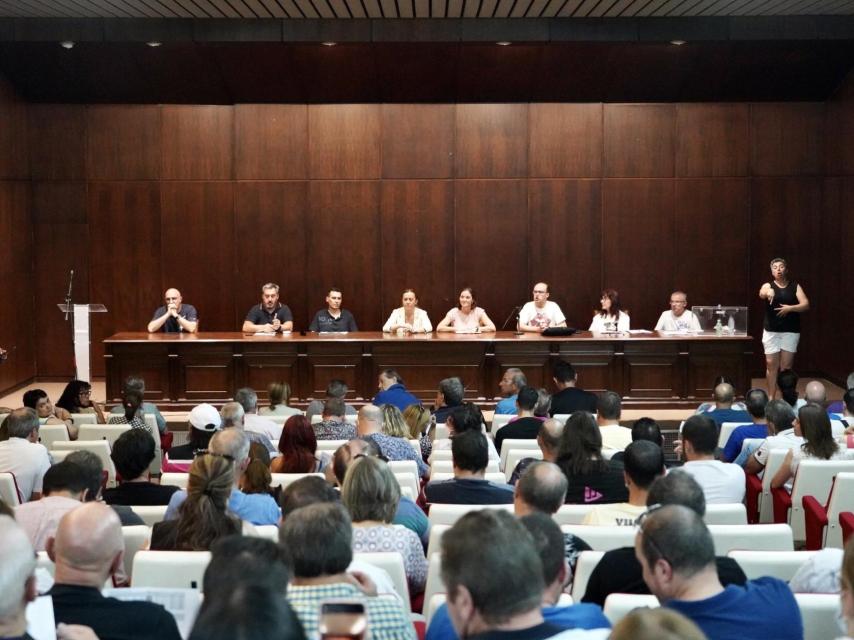 Reunión de la Asamblea de la exministra de Industria, Comercio y Empleo, Reyes Maroto, con los trabajadores de Siro