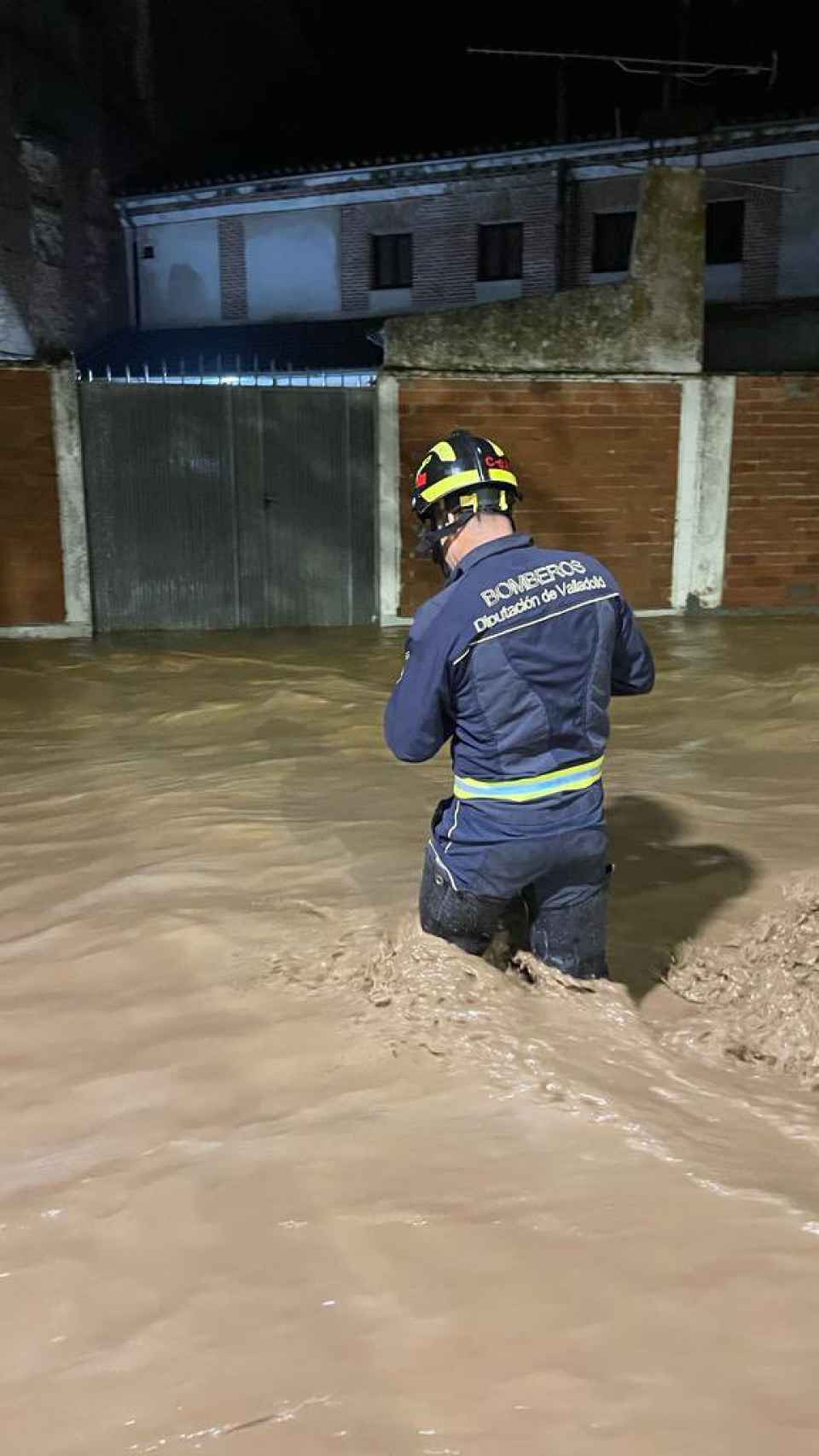 Un bombero de la Diputación de Valladolid actuando en La Seca