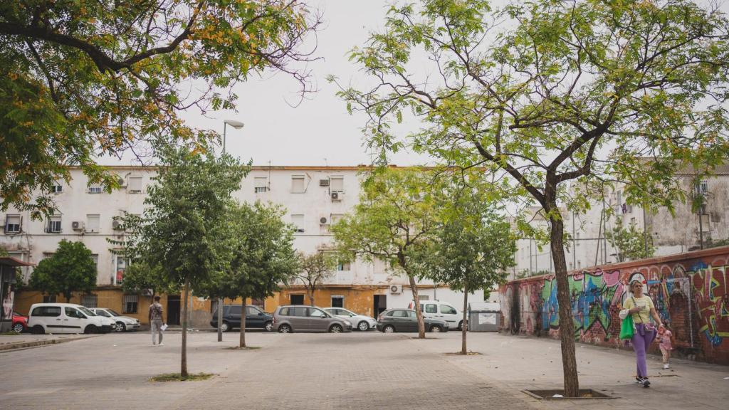 Una plaza del barrio de Los Pajaritos, en Sevilla.