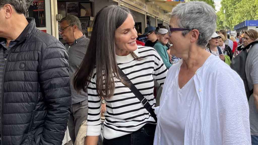 La reina Letizia saludando a una ciudadana en la Feria del Libro de Madrid, este miércoles 31 de mayo.