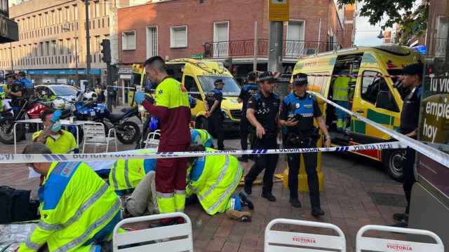 Los equipos de Emergencias Madrid atendiendo a uno de los heridos.