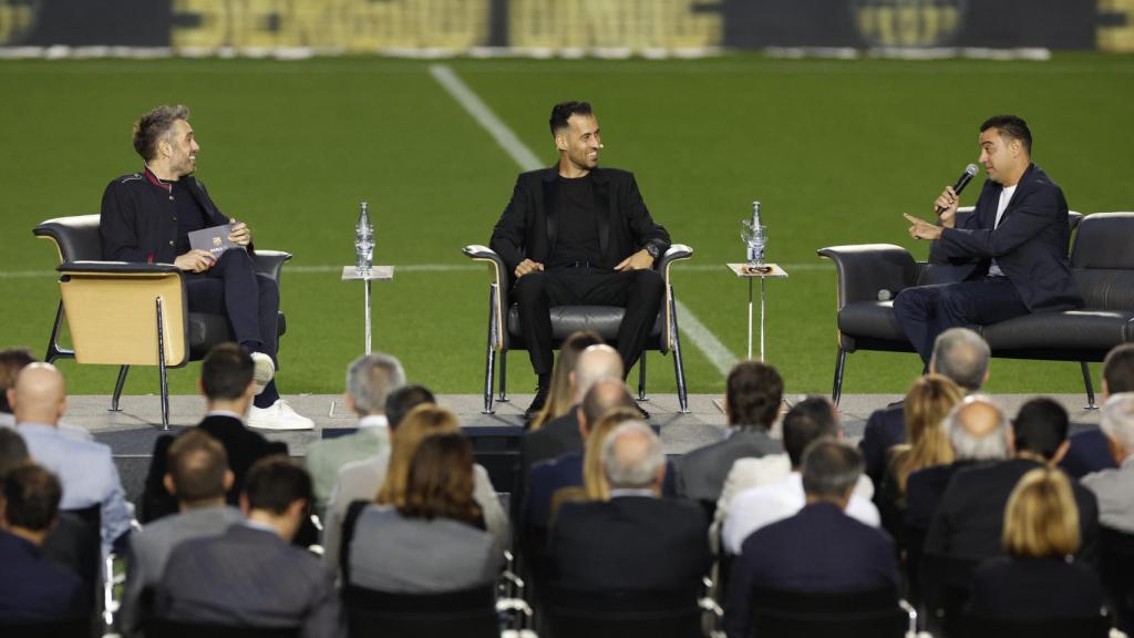 Busquets, junto a Xavi Hernández y Dani Martínez.