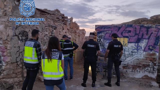 Los agentes de la Policía Nacional el día del suceso en la carretera de Urbanova.