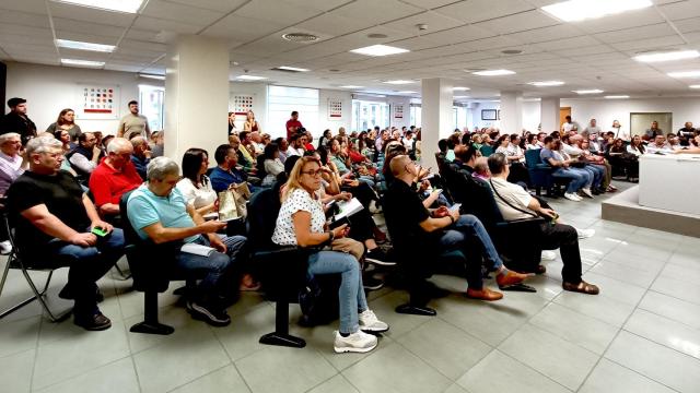 La asamblea extraordinaria de las Hogueras aprueba la vuelta del coso multicolor.