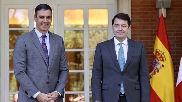 El presidente del Gobierno, Pedro Sánchez, recibe al presidente de la Junta, Alfonso Fernández Mañueco en una imagen de 2022