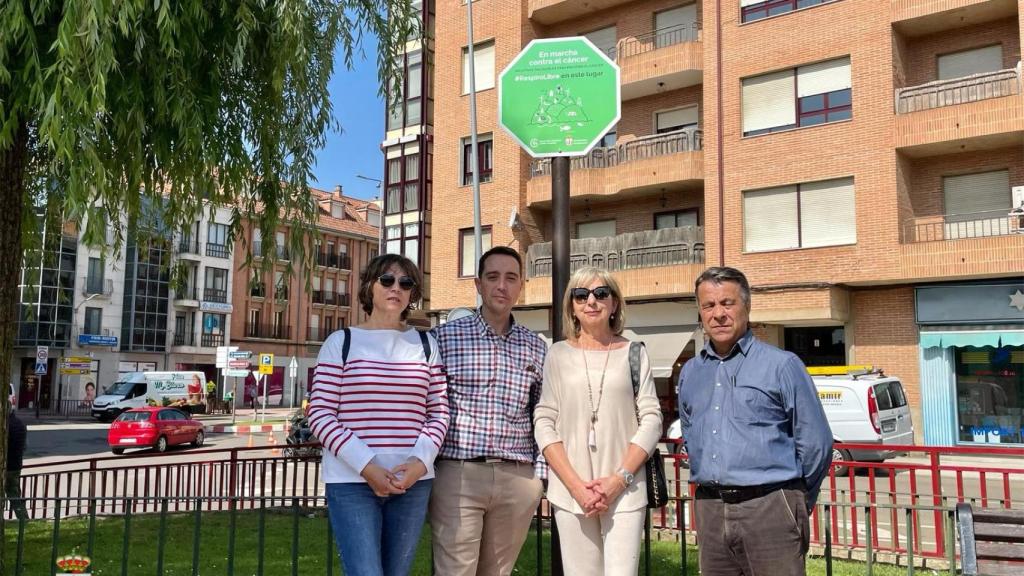 El alcalde de Benavente, Luciano Huerga, el concejal de Bienestar Social, Antonio Vega y la presidenta de la Asociación Española Contra el Cáncer, Carmen Prieto