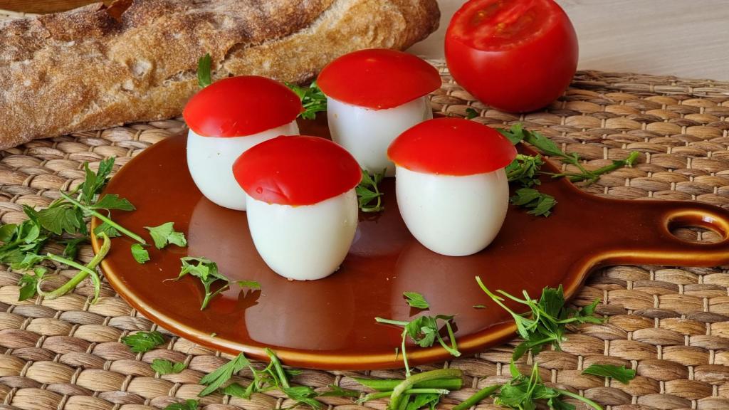Huevos rellenos con forma de setas, una receta para cocinar con los más pequeños