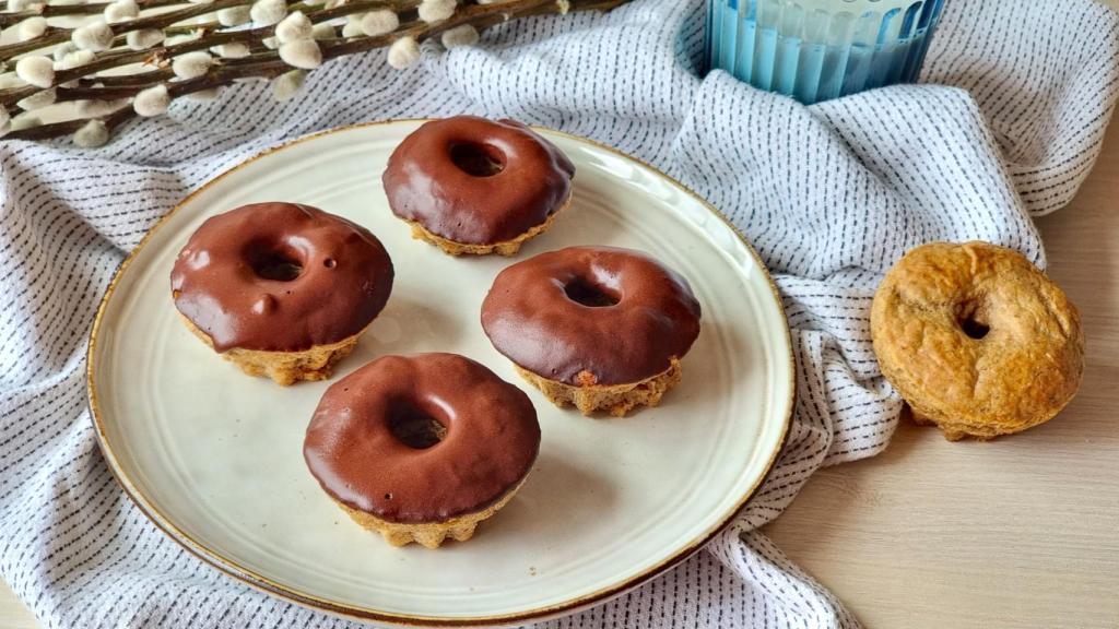 Donuts de plátano y chocolate sin azúcares añadidos, una opción más ligera para el postre