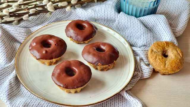 Donuts de plátano y chocolate sin azúcares añadidos, una opción más ligera para el postre