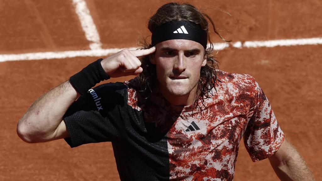 Tsitsipas celebra un punto en Roland Garros.