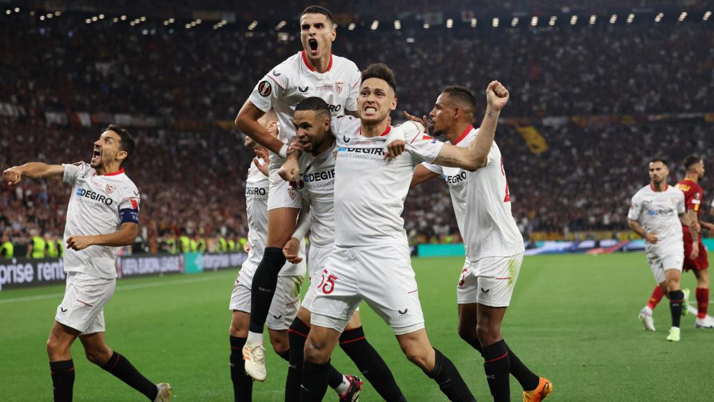 Celebración de los jugadores del Sevilla del gol en propia de la Roma para el empate a 1