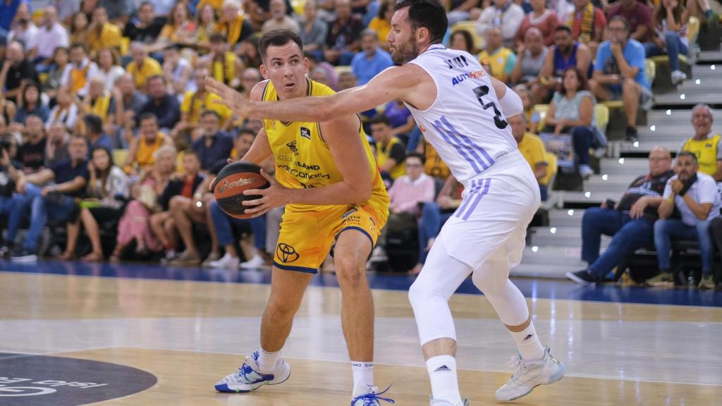 Miquel Salvó (i) del Dreamland Gran Canaria en acción ante Rudy Fernández (d) del Real Madrid.