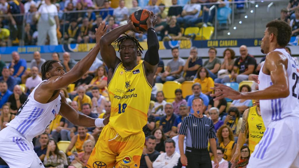 Khalifa Diop (c) del Dreamland Gran Canaria en acción ante Edy Tavares (d) y Guerschon Yabusele (i) del Real Madrid.