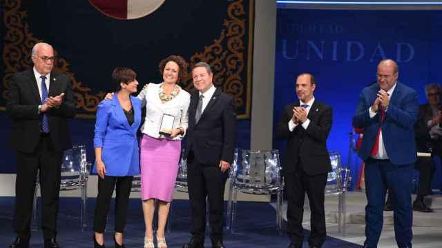 Ana Céspedes y Rafael de Lorenzo reciben con orgullo la Medalla de Oro de Castilla-La Mancha