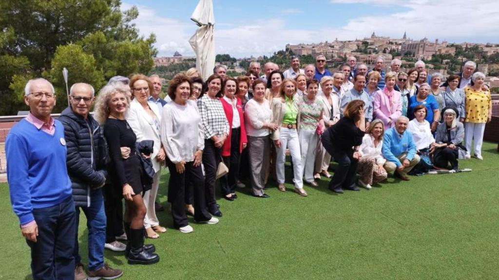 Foto de familia del reencuentro de maestros de la promoción de 1974.