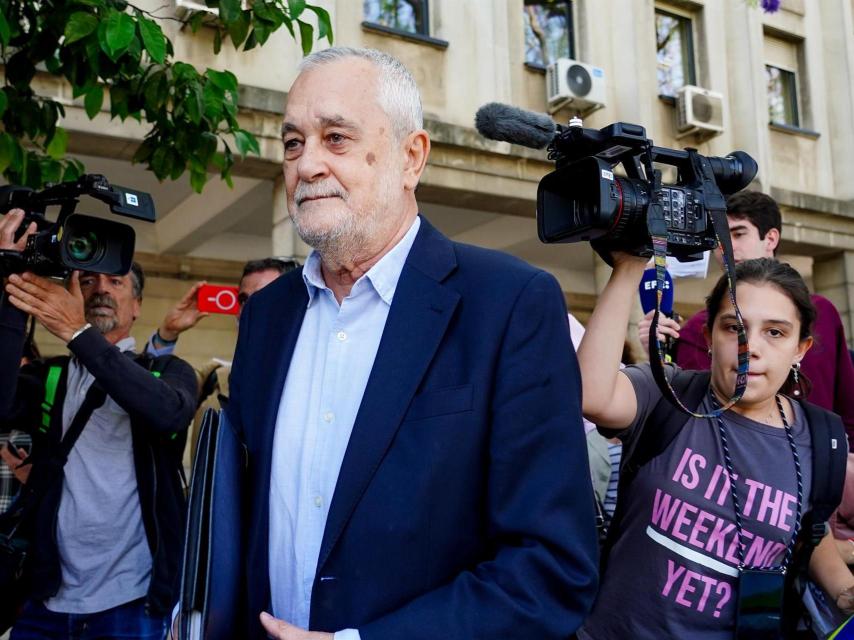 El expresidente de la Junta de Andalucía José Antonio Griñán a su llenada al IML de Sevilla.