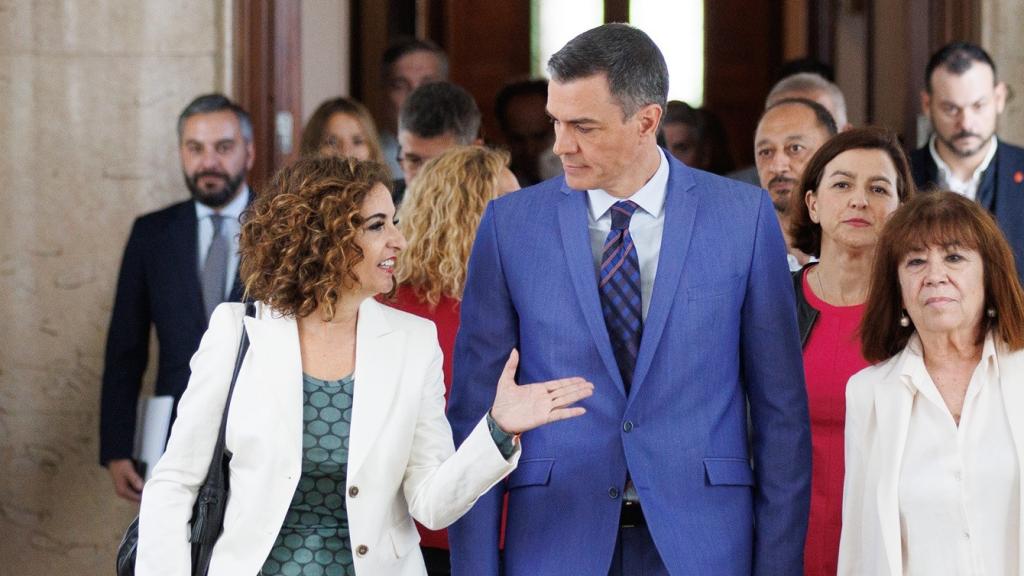 El presidente Pedro Sánchez con varios de sus ministros, este miércoles en el Congreso de los Diputados.