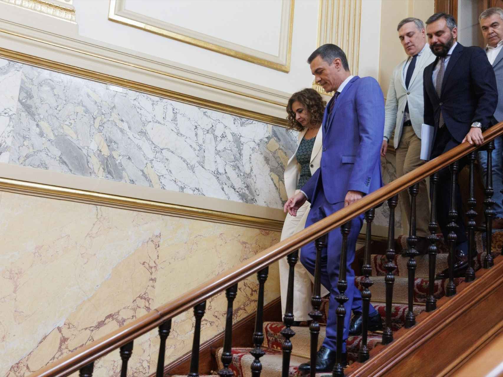 El presidente del Gobierno, Pedro Sánchez, este miércoles en las escaleras del Congreso.