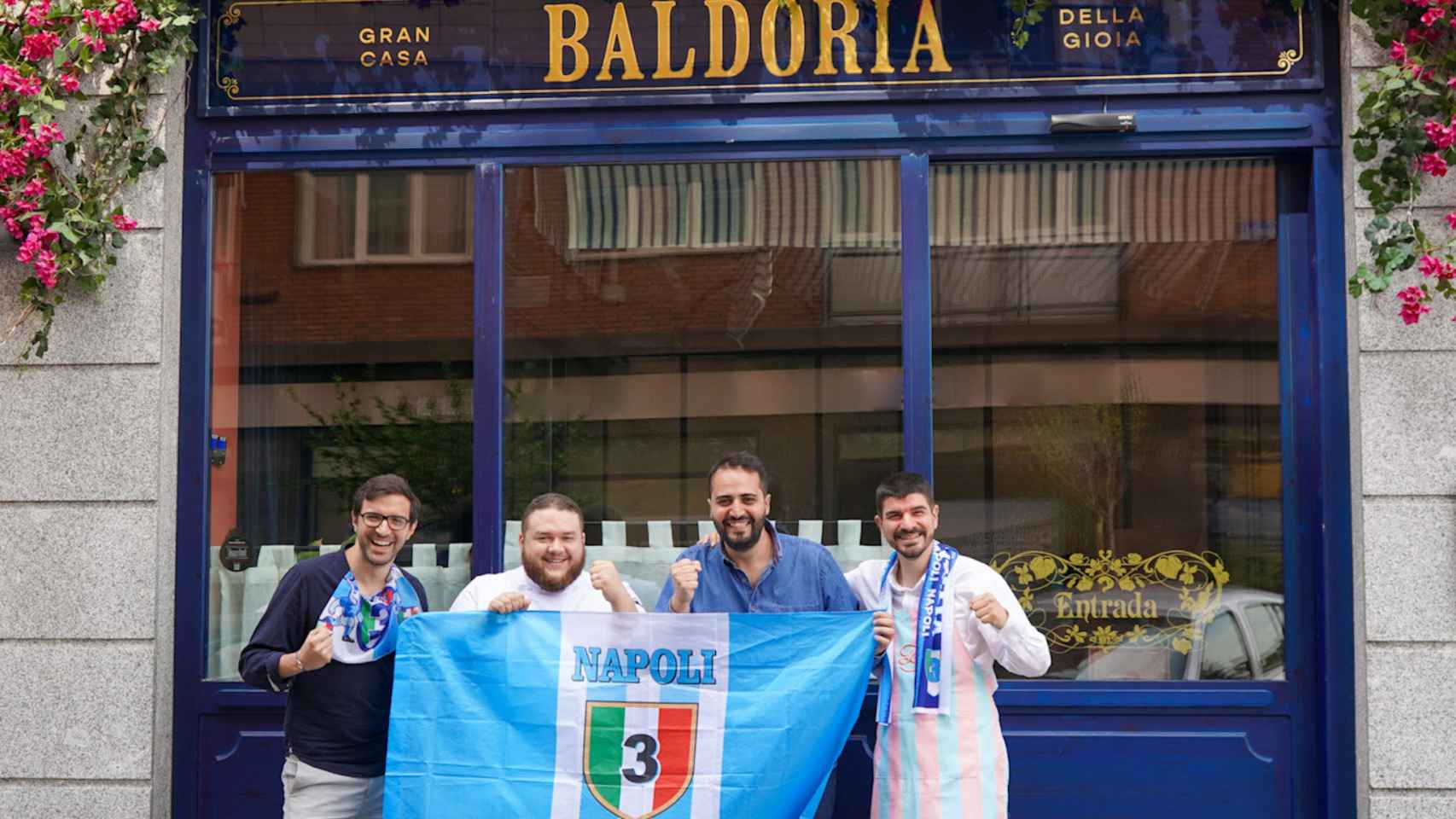 El equipo de Baldoria celebrando la vitoria del Nápoles.