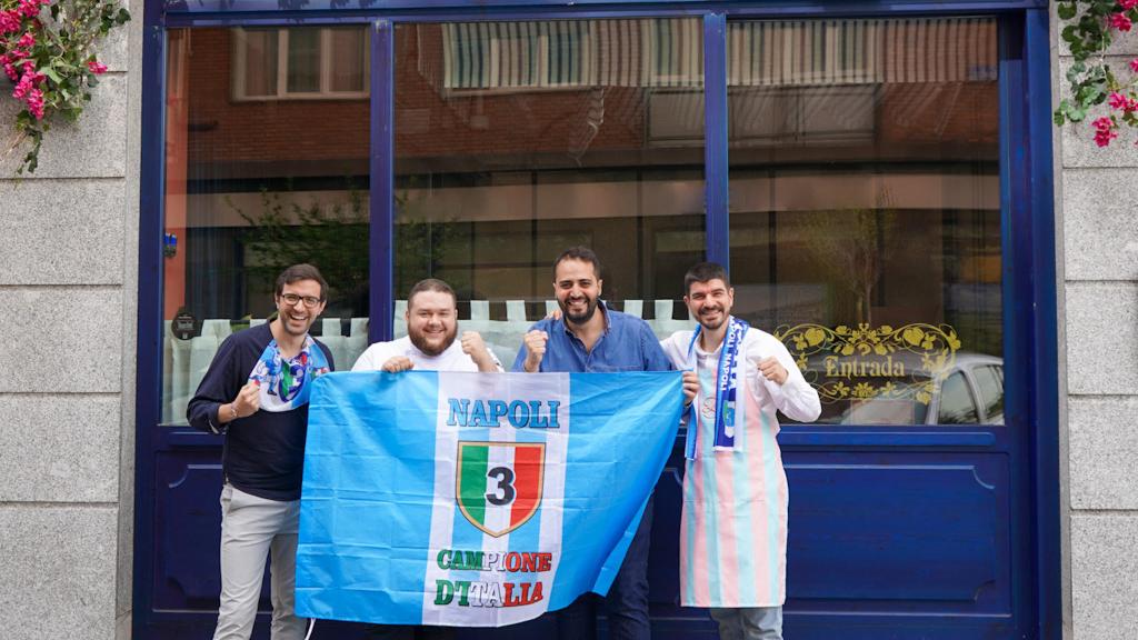 El equipo de Baldoria celebrando la vitoria del Nápoles.