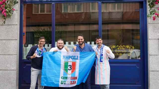El equipo de Baldoria celebrando la vitoria del Nápoles.