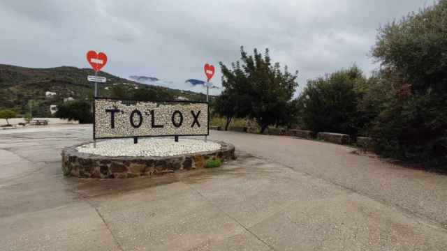 Entrada a Tolox, municipio ahora popular.