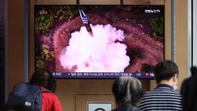 Un canal de televisión surcoreano informa sobre el lanzamiento de Corea del Norte.