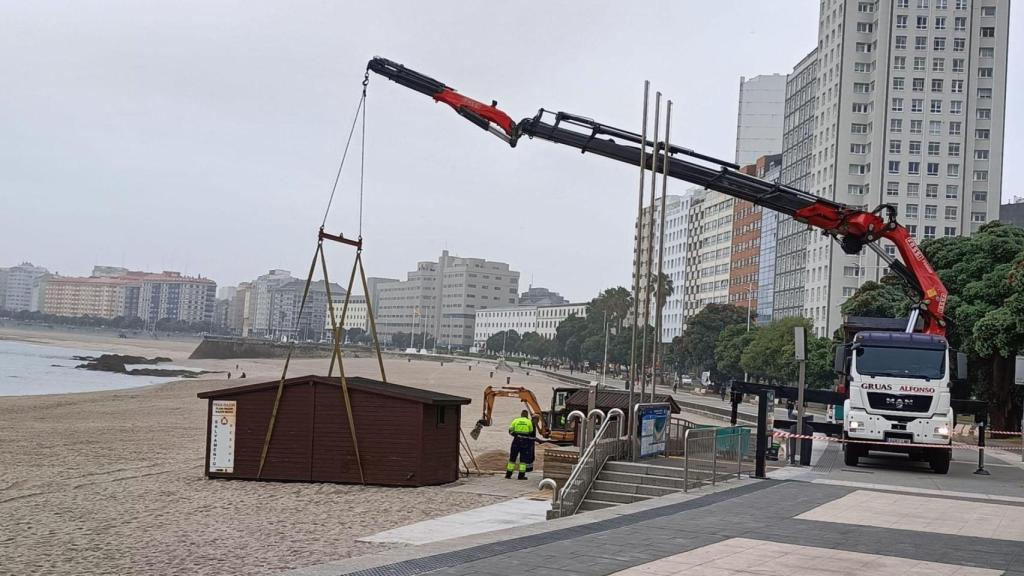 Instalación de casetas en Riazor este miércoles.