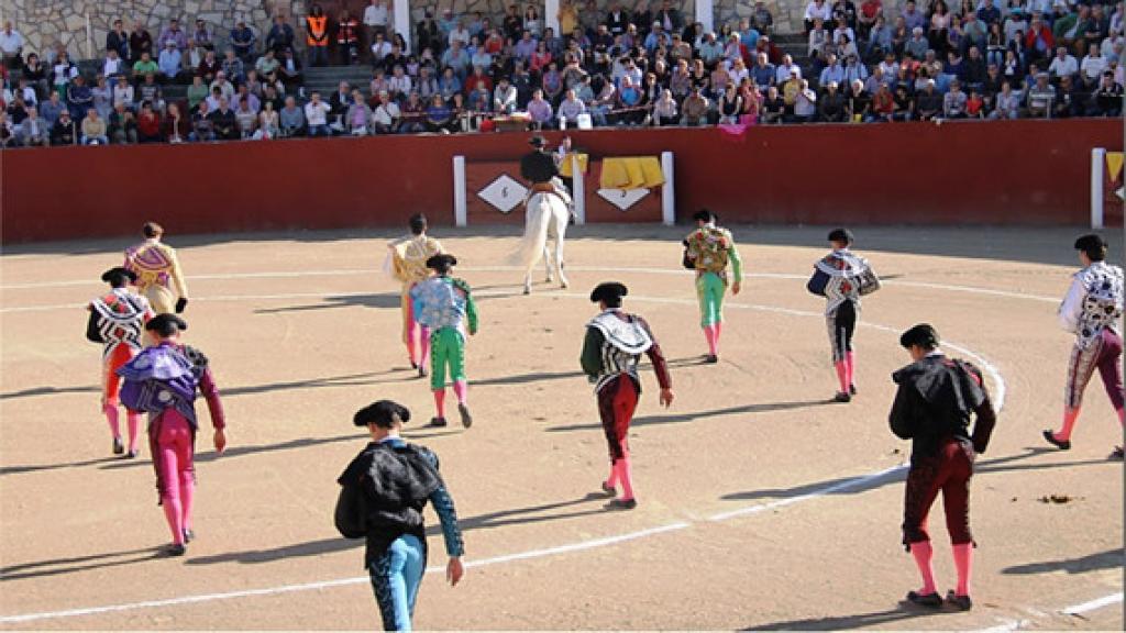 Paseíllo en uno de los últimos festejos celebrados en el coso de El Tiemblo