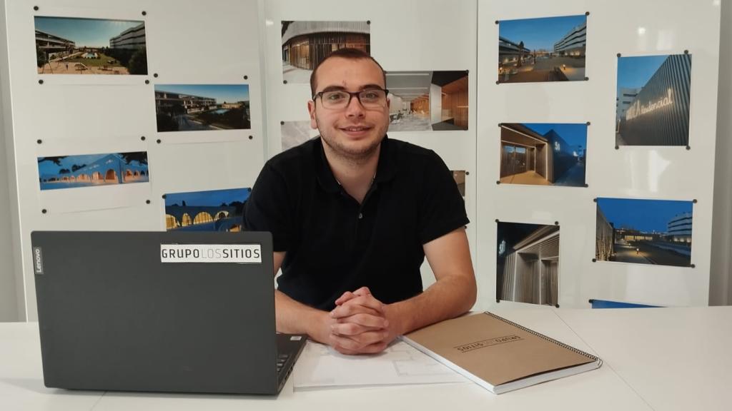 Fotografía de Diego Pérez en la oficina de 'Los Sitios'.