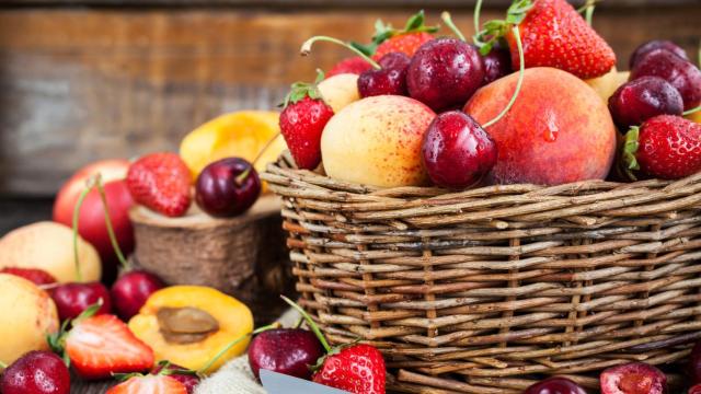 Cesta de frutas de verano. Fuente: iStock.