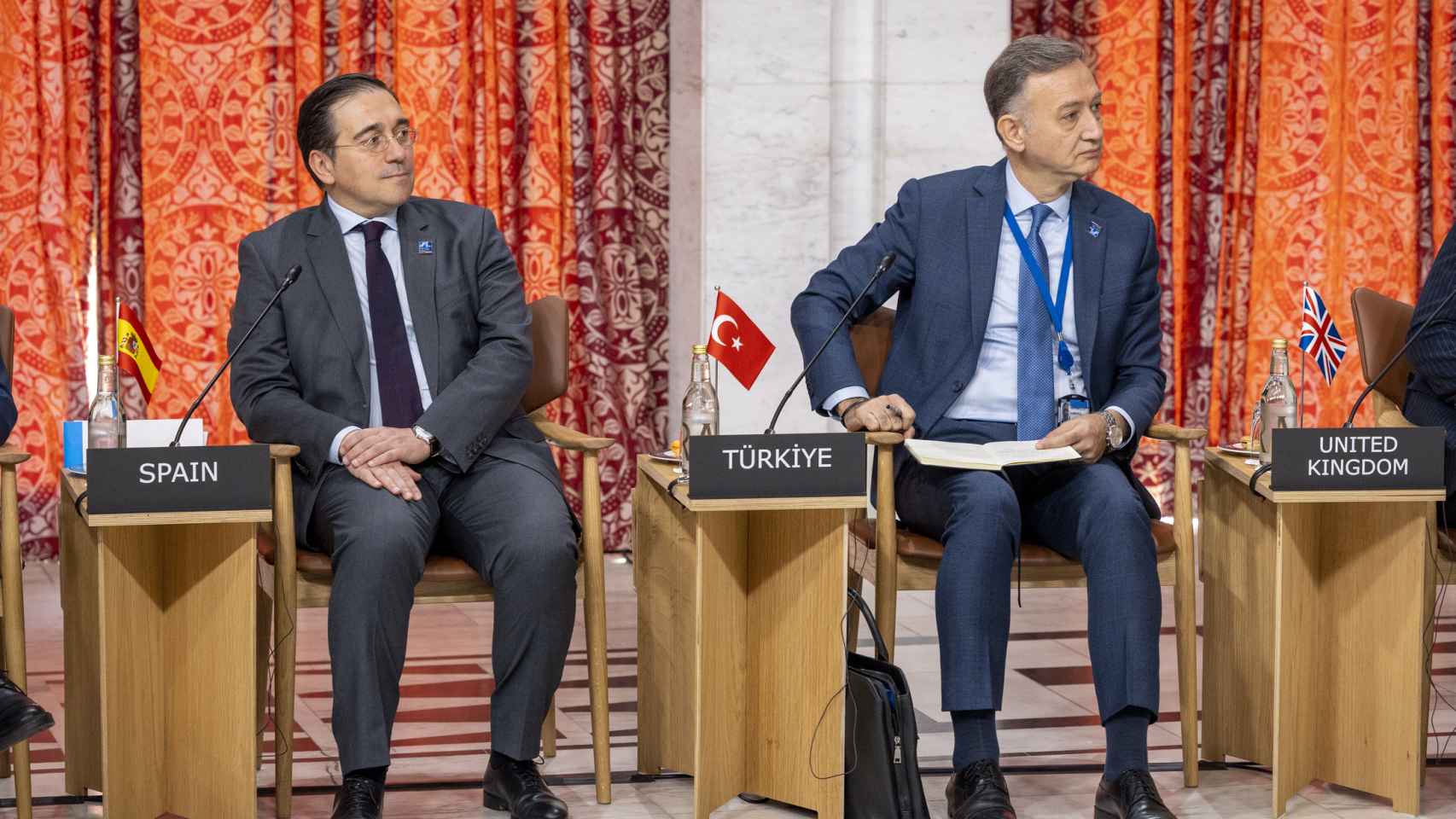 El ministro de Exteriores, José Manuel Albares, y el embajador turco, durante la cumbre de la OTAN este jueves en Oslo