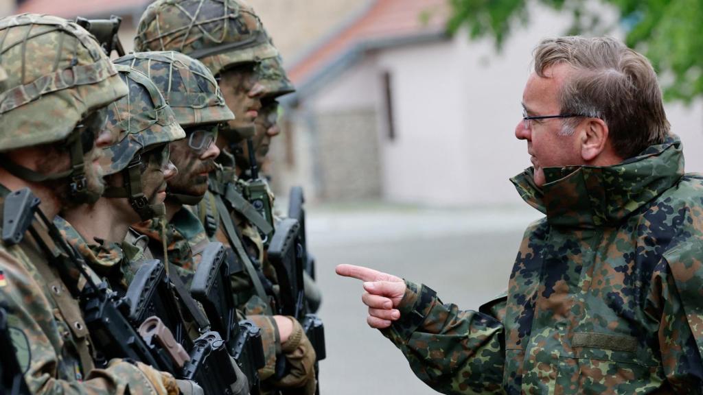 El ministro alemán de Defensa, Boris Pistorius, visita un lugar de entrenamiento de la Bundeswehr, el pasado 16 de mayo.