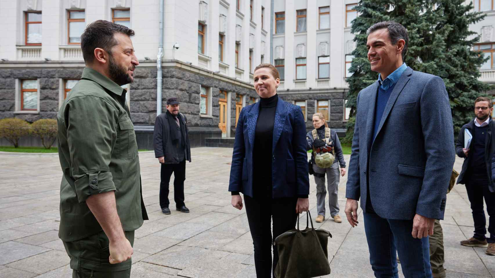 El prresidente de Ucrania, Volodymyr Zelensky,  la primera ministra de Dinamarca,  Mette Frederiksen, y Pedro Sánchez, el 21 de abril de 2022 en Kiev.,