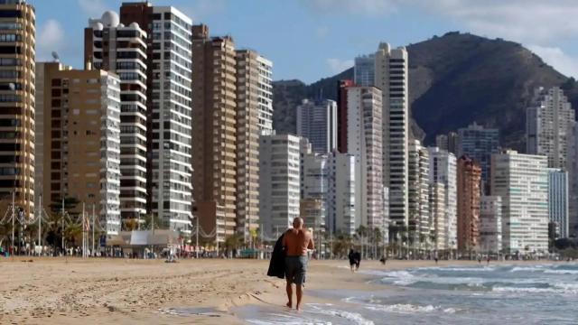 Un turista pasea en solitario por una de las playas de Benidorm, el año pasado.