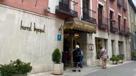 Unos turistas entrando en un hotel de Valladolid